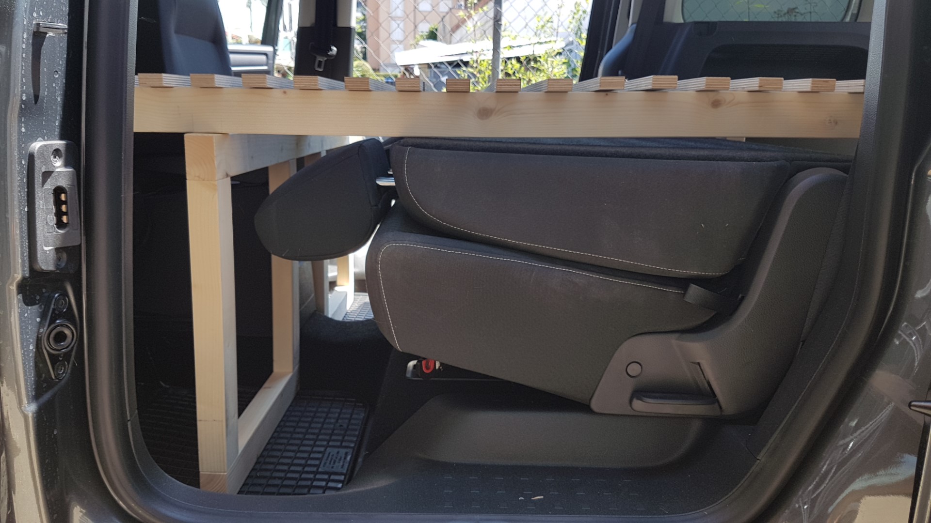 VW Caddy Ausbau - Bett: Stadttauglicher Camper